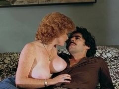 Рыжая с большими сиськами делает минет брутальному мужчине в ретро порно